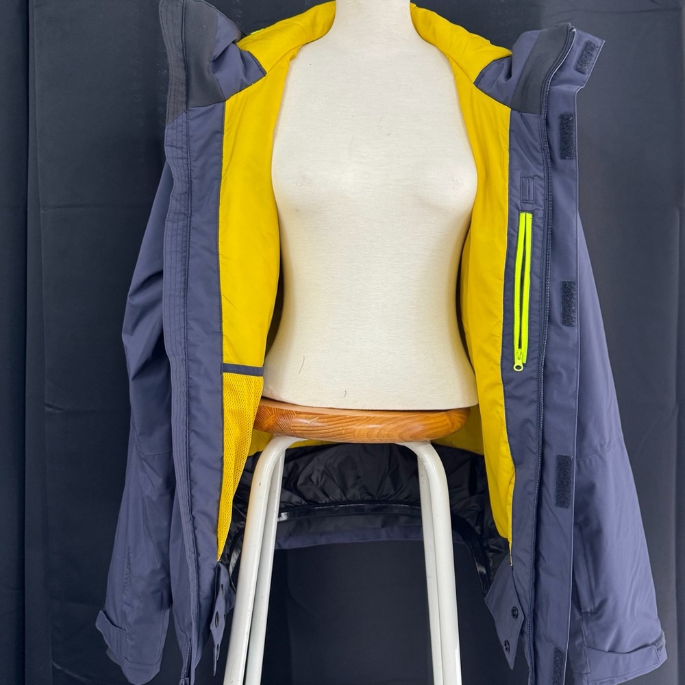 Unisex  Helly Hansen Navy and Yellow snowboarding jacket